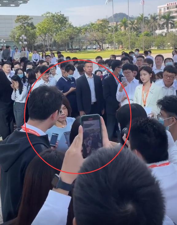 格力三十周年庆典现场曝光，董明珠穿礼裙现身，22岁接班人地位高