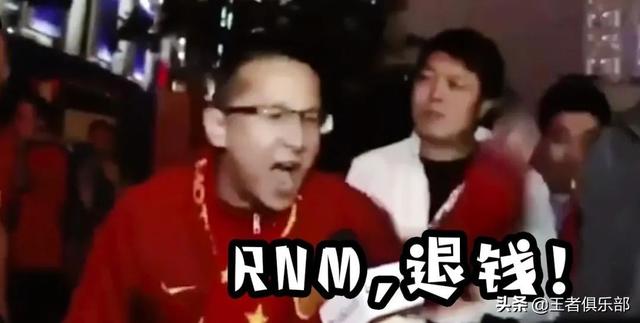 王者荣耀：职业战队比赛现场变“演员”？一场小组赛，打得真寒碜