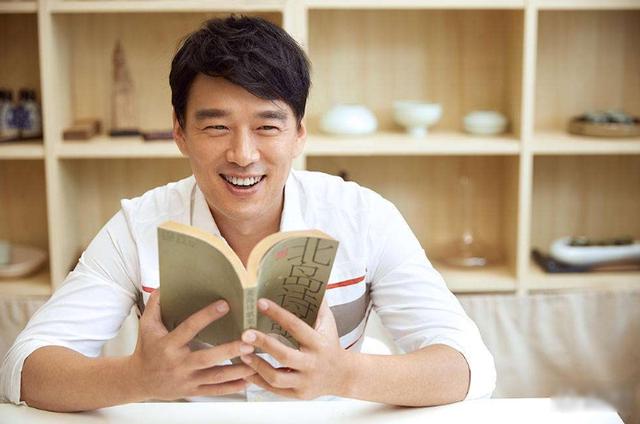 不仅如此,《跨界歌王》更是花样百出,肢体动作演唱张信哲《爱如潮水》