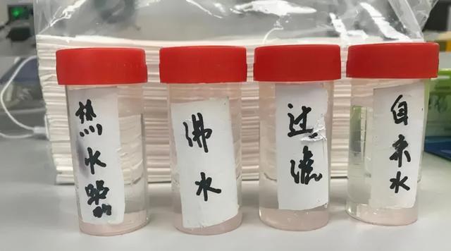 别轻信偏方！奶奶为治宝宝流口水找来偏方，结果宝宝被喂成铅中毒