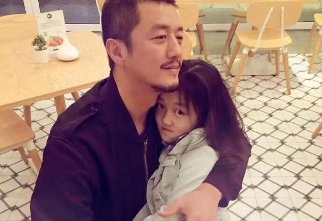 50岁李亚鹏又要当爹？陪90后选美冠军做产检，李嫣以后怎么办？