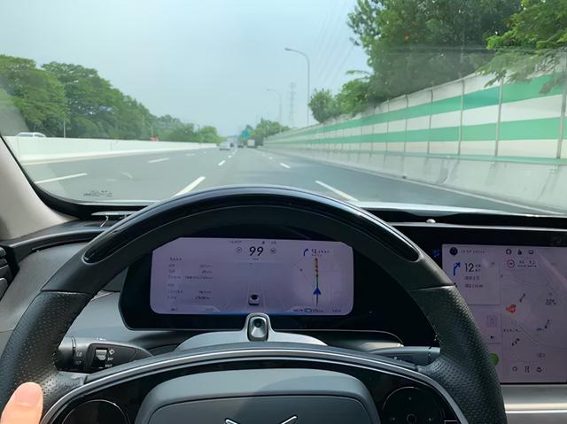 小鹏P7试驾报告：科技、好开、安静从容，这个小鹏有点料