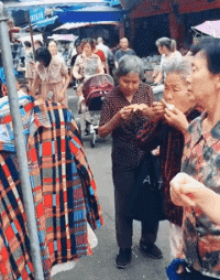 搞笑的动图GIF：我的心在飞，身体却在往下坠！