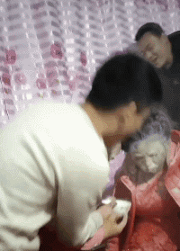 爆笑的动态图GIF：雪中送炭是这样吗？