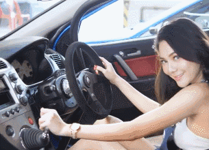 内涵邪恶的动态图GIF：妹子开这种车真霸气