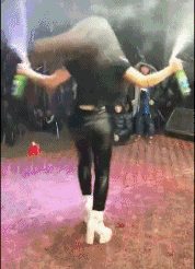 性感内涵的美女GIF：大冷天，真心不容易