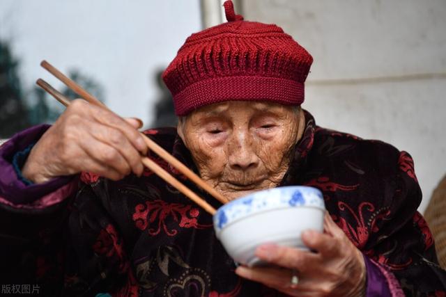 “吃太饱死得早，少吃点更长寿”？是真的吗？科学的靠谱解释来了