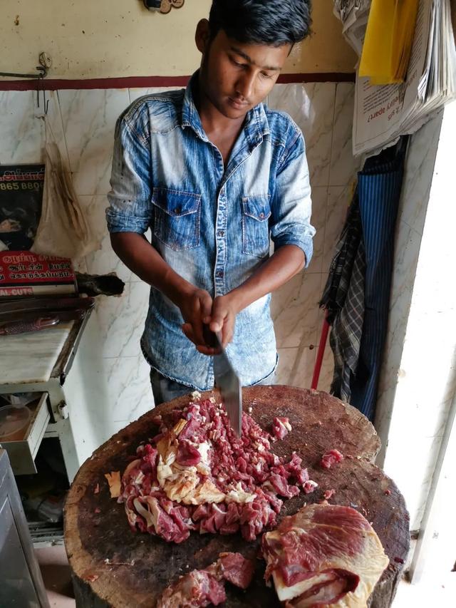 牛肉包子,牛肉饼子等等由于印度人不懂骨头的好,棒子骨,牛板油,牛板筋