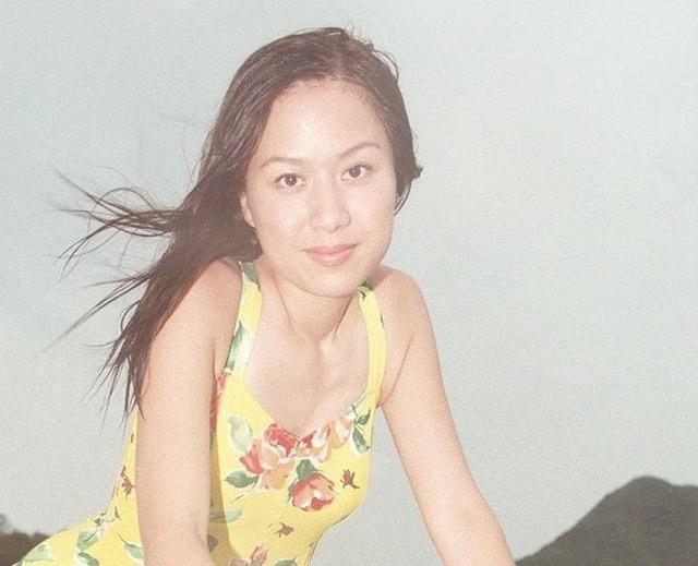 邝文珣，前TVB女神，转型为网络名人，淡出荧屏，成为三个孩子的母亲，仍然被冻结。
