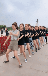 美女动态图片 内涵：娶到这样的老婆就好了