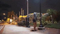 邪恶妹子的动态图GIF：这力道很猛啊！