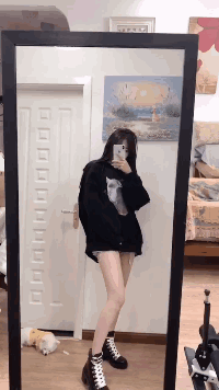另类美女动态图：妹子这个动作，让人想歪啊！