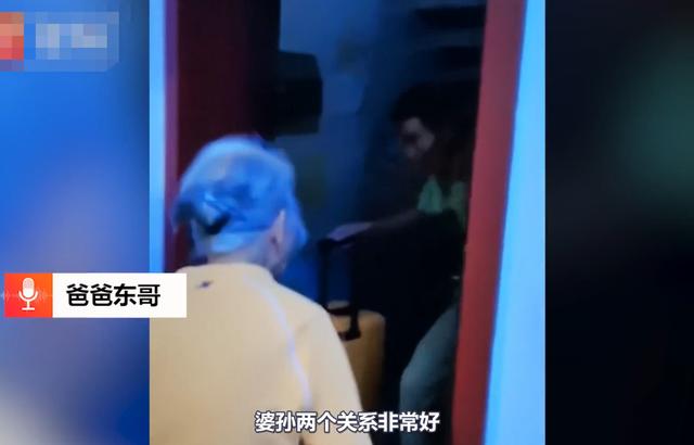 四川一兵哥哥探亲假悄悄归家，奶奶见到后惊喜万分，爸爸：我就是多余的