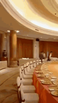 爆笑的动图GIF:谁知道它是怎么变绿的?