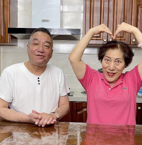 乔任梁父母首谈儿子去世经历，妈妈哭到晕倒，费时一年找清幽墓地
