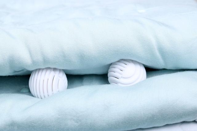 樟脑丸怎么用是正确安全的（樟脑丸放在哪里合适）