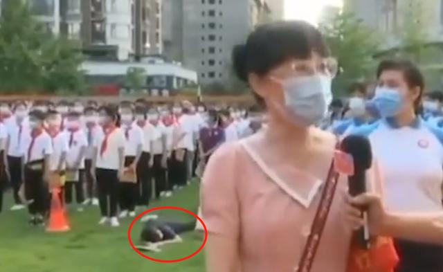 开学典礼女生倒地昏迷，长达半分钟竟无人关注，校方作出回应