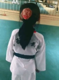 美女的邪恶动态图：男人强则女人扶墙，女人强则男人什么？