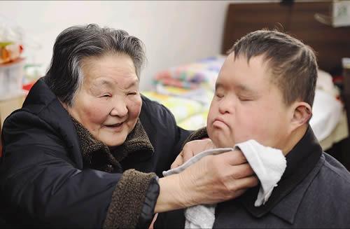 5年前，83岁老太喂智障儿子60粒安眠药，法庭上称：我实在养不动