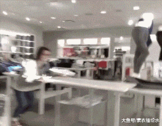 爆笑的GIF动态图片：这个学我是一分钟也不想上了！