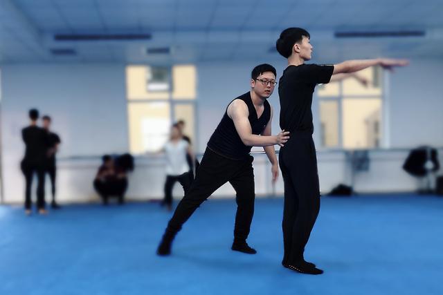 跳舞大腿内侧疼(孩子跳舞大腿内侧疼怎么回事)