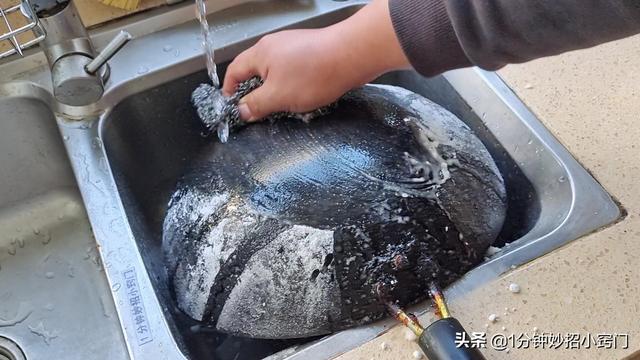 锅烧糊了上面黑的怎么去掉（去除锅底重度的黒垢）