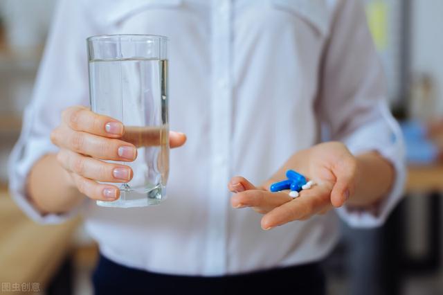 先吃饭还是先吃药？掌握正确的服药方法不伤胃，让你终身受益