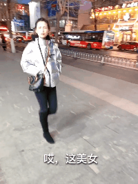 爆笑的GIF趣图：想要吃霸王餐，先把屁股翘起来！