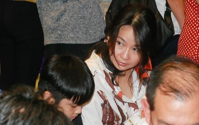 吴镇宇老婆:吴镇宇老婆虽然长相有点普通，但平时打扮的很有气质，素颜也不丑