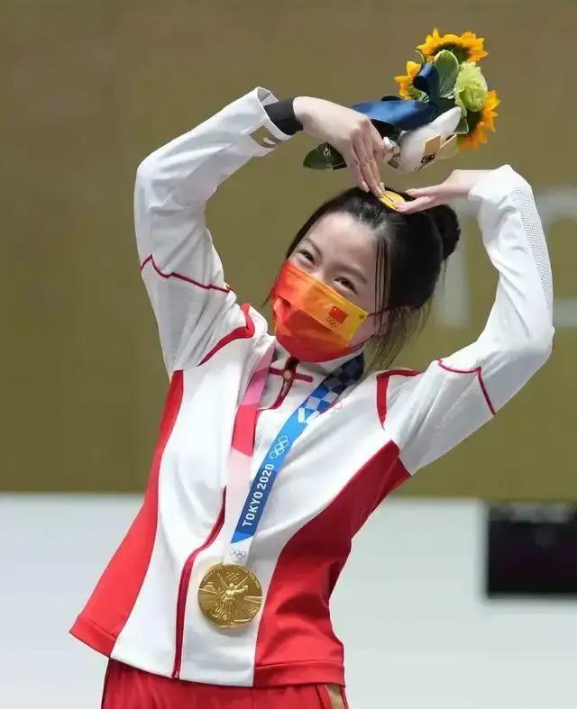 杨倩人气骤降，奇装异服暴露本质，真是有奶不好好喝，非得嘬