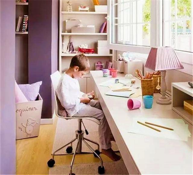 新房装修，孩子学习桌放在哪里最合适？听听“奖状墙”妈妈怎么说