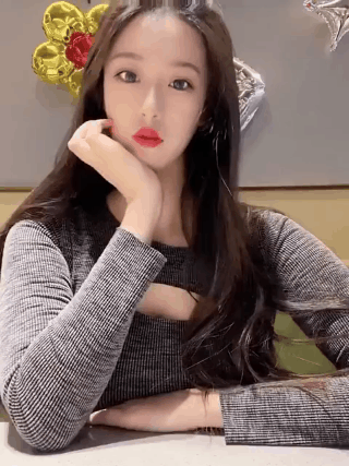超短裙内涵gif：超短裙了，还都蹲着拍照吗？
