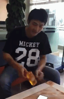 搞笑的动图GIF：一天卖多少钱无所谓，主要是气质不能输！