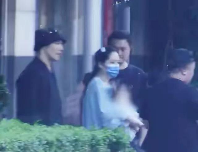 郭碧婷一家坐千万豪车真酷！把自己穿成大妈，抱女儿累得直不起腰