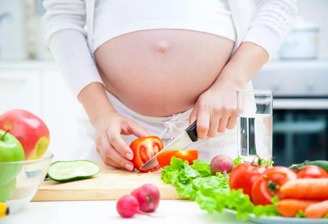 给胎儿发育拖后腿的三种食物，怀孕期间要少吃，能控制最好都别吃