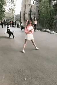性感美女的内涵动图：妹子床铺我还没准备好，等下啊！