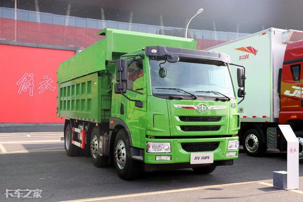 拉砂石料自卸车