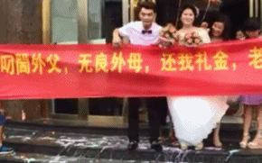 搞笑的动态图GIF：羞涩的眼神，难言心中的喜悦