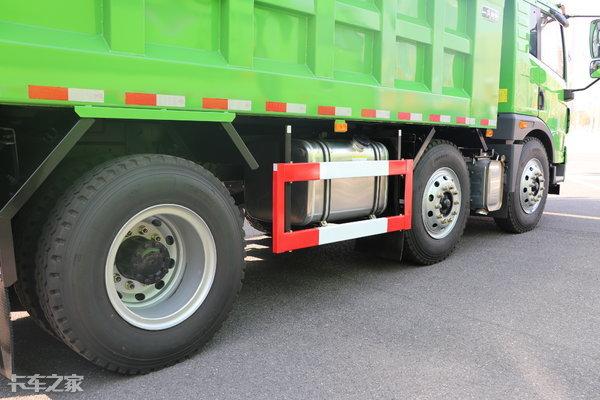 拉砂石料自卸车