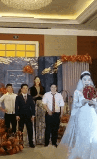 小姐姐内涵GIF：伴郎尴尬了，鼓掌化解一下吧！