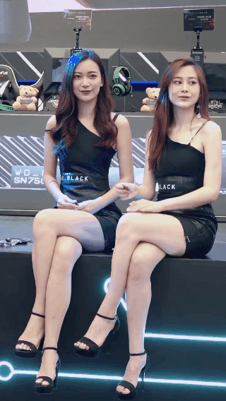 美女邪恶动态图：妹子，我知道你在开车！