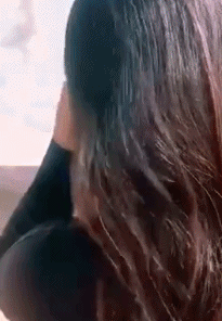 搞笑的动态图GIF：羞涩的眼神，难言心中的喜悦