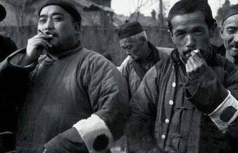 伪军中将给粟裕送了盒烟，粟裕发现不对大喊：部队集合，电台关闭