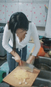 性感迷人的美女动态图：女生有一双大长腿，走起路来都那么迷人