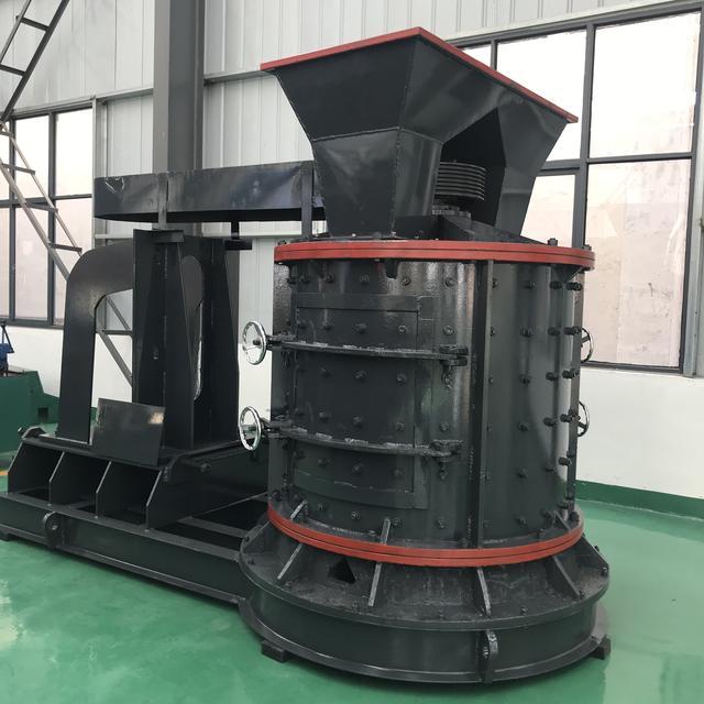 破碎机从山上翻下来了