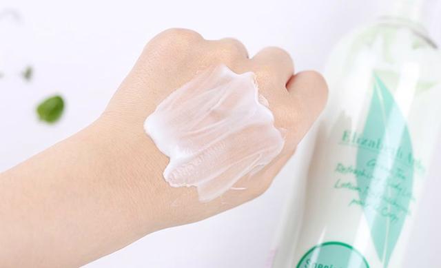 手背皮肤就长鸡皮一样