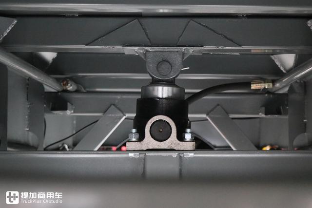 拉砂石料自卸车