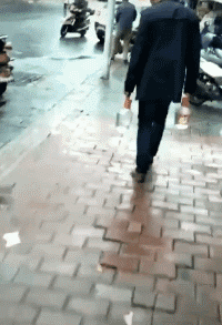 爆笑GIF趣图：听到老婆一声吼，一下碎了两瓶酒！