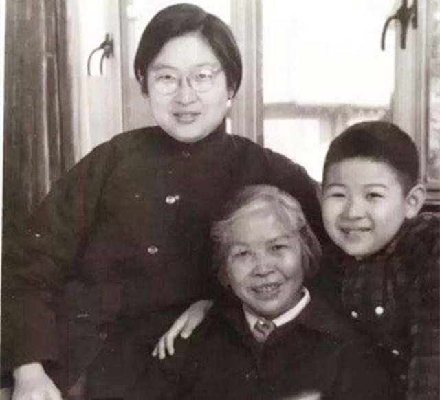 1979年，贺子珍重回北京，与毛主席拍下了最后一张“合照”