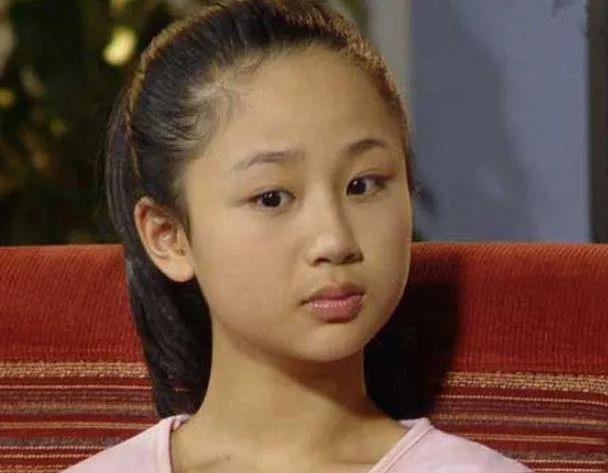 小时候,她是长这样的,脸嘟嘟的平凡邻家女孩,也正因为这样,宋丹丹还曾